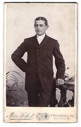 Fotografie Max Seifert, Freiberg i. S., Bahnhofstr. 18, Herr mit Mittelscheitel im feinen Zwirn