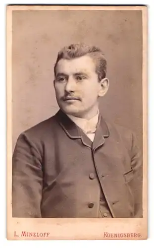 Fotografie L. Minzloff, Königsberg i. Pr., Theaterstr. 4, Portrait Joseph in Festtags-Garderobe