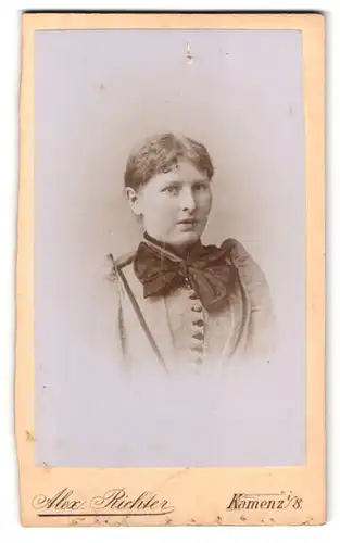 Fotografie Alexander Richter, Kamenz i. S., Portrait Dame mit Schleife trägt modische Bluse