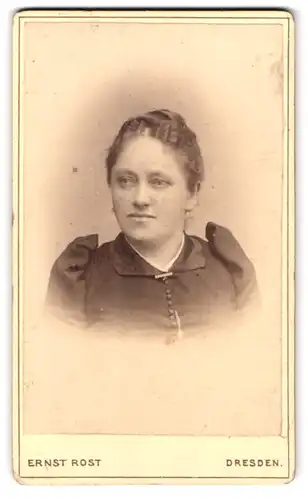 Fotografie Ernst Rost, Dresden, Wettinerstr. 15, Portrait Hausfrau im Festtagskleid beim Fotograf