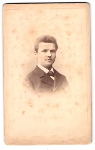Fotografie G. Overbeck, Düsseldorf, Schadowstr. 42, Portrait junger Mann im Anzug