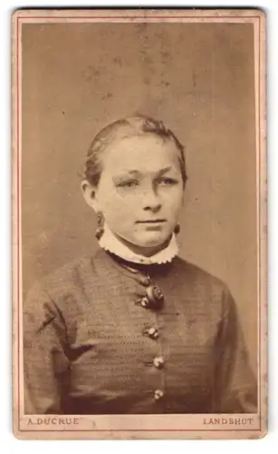 Fotografie A. Ducrue, Landshut, Portrait Mädchen mit Ohrringen im Festtagskleid