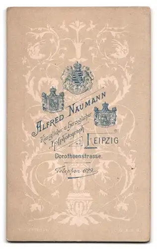 Fotografie Alfred Naumann, Leipzig, Dorotheenstr., älteres Ehepaar in Festtagskleidung