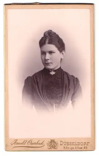 Fotografie Arnold Overbeck, Düsseldorf, Königsallee 43, Portrait Brünette Dame im schwarzen Oberteil