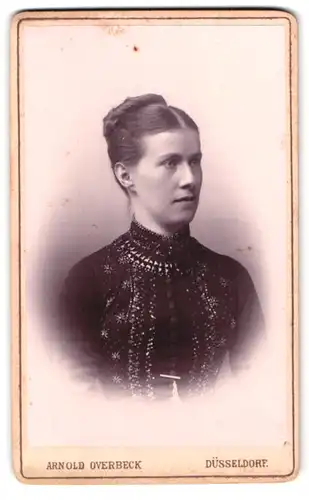 Fotografie Arnold Overbeck, Düsseldorf, Königsallee 43, Portrait hübsche Dame mit Dutt im Festtagskleid