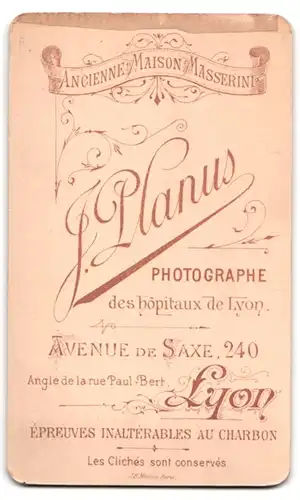 Fotografie J. Planus, Lyon, Avenue de Saxe 240, Portrait Herr im Anzug mit Fliege und Walrossbart