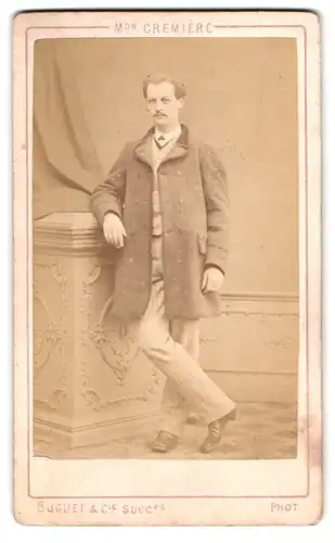 Fotografie Buguet & Cie., Paris, Boulevard Montmartre 5, Portrait Herr im Mantel mit Oberlippenbart