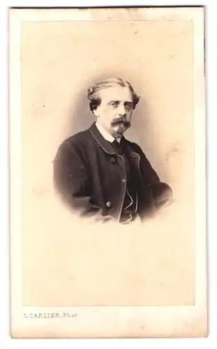 Fotografie L. Carlier, Mons, Rue de Nimy 26, Portrait älterer Herr im Anzug mit Walrossbart