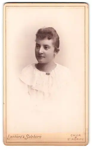 Fotografie Lienhard & Salzborn, Chur, Obere Gasse, Portrait junge Frau im weissen Kleid mit Locken
