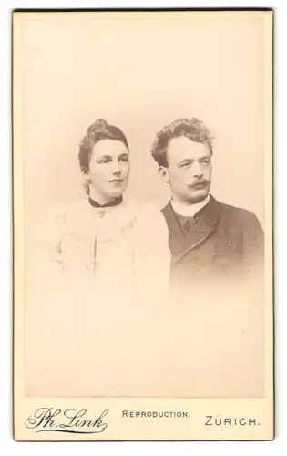 Fotografie Ph. Link, Zürich, Portrait Herr und Frau Braun im Anzug und Kleid mit Halsband