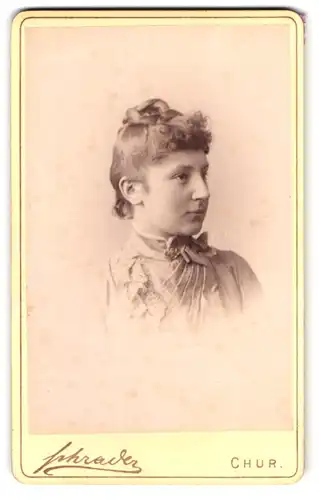 Fotografie Schrader, Chur, Poststr., Portrait junge Frau im weissen Kleid mit Hochsteckfrisur