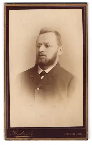Fotografie J. Zurkirch, Rheineck, Portrait Herr im Anzug mit Brille und Vollbart