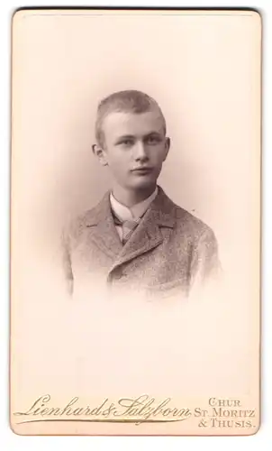 Fotografie Lienhard & Salzborn, Chur, Neben der Post, Portrait junger Knabe im Anzug mit Kurzhaarschnitt