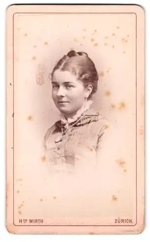 Fotografie H. Wirth, Zürich, Centralhof 16, Portrait junge Frau im Kleid mit Halskette und Zopf