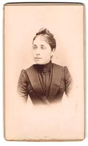 Fotografie E. Bichon, Paris, Rue Vivienne 48, Portrait junge Frau im Kleid mit Hochsteckfrisur