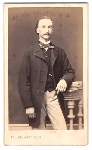 Fotografie Kohler-Dietz, Mulhouse, Passage de l`Hopital 12, Portrait Mann im Anzug mit Fliege und Moustache