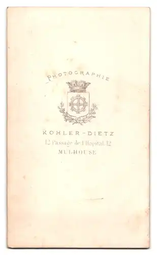 Fotografie Kohler-Dietz, Mulhouse, Passage de l`Hopital 12, Portrait Mann im Anzug mit Fliege und Moustache