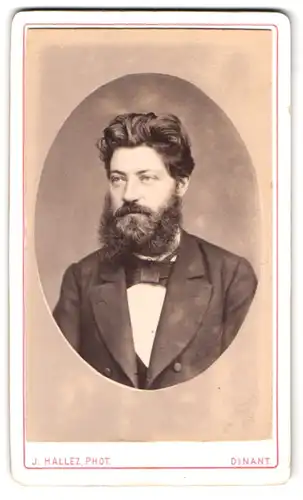 Fotografie J. Hallez, Dinant, Portrait Herr im Anzug mit voluminösem Vollbart