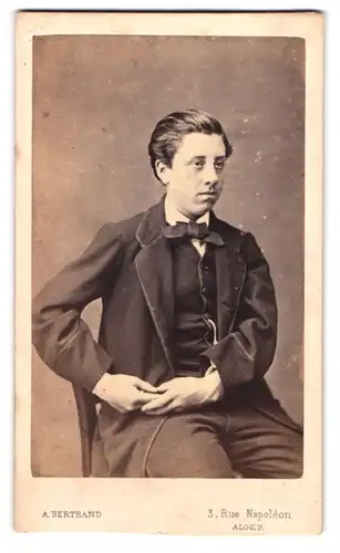 Fotografie A. Bertrand, Alger, Rue Napoleon 3, Portrait junger Mann im Anzug mit Fliege