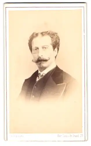 Fotografie Trinquart, Paris, Ruie Louis-le-Grand 23, Portrait Herr im Anzug mit Kaiser Wilhelm Bart