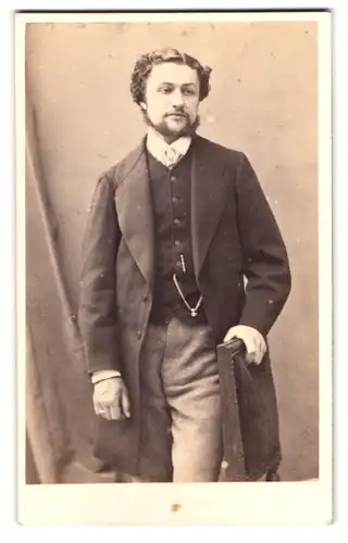 Fotografie Alophe, Paris, Bouled. des Capucines 35, Portrait Herr im Anzug mit Chin-Strap Bart