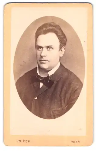 Fotografie Knizek, Wien, I. Laurenzenberg 3, Portrait Mann mit Fliege und toupierten Haaren