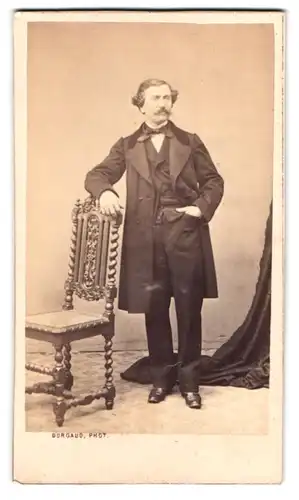 Fotografie Burgaud, Rochefort, Portrait Herr im Mantel mit Oberlippenbart