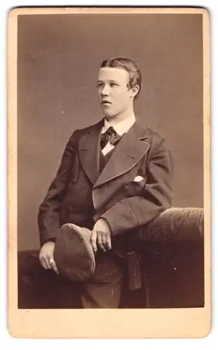 Fotografie W. Schulz-Heim, Carlsruhe, Lange-Str. 217, Portrait junger Mann im Anzug mit Mütze