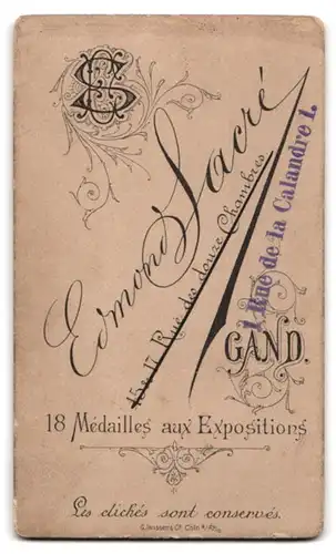 Fotografie Edmond Sacre, Gand, rue des 12 Chambres 15, Portrait junger Mann mit Zwicker Brille und Fliege