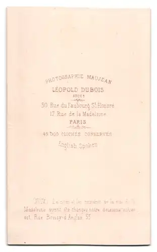 Fotografie Leopold Dubois, Paris, 17 Rue de la Madeleine, Herr im Anzug & Mantel beim Fotograf