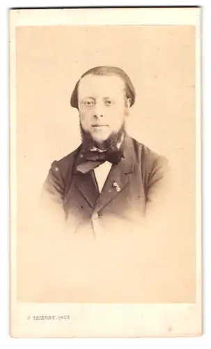 Fotografie J. Thierry, Paris, 45, Reu de la Chaussée d`antin, Portrait bürgerlicher Herr mit Brille und Bart