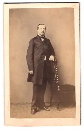 Fotografie Chs. Billotte et Cie, Bruxelles, 9, Rue de la Reine, Portrait junger Herr in modischer Kleidung