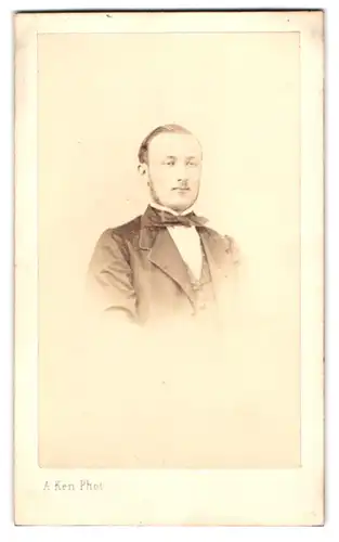 Fotografie A. Ken, Paris, Boulevard Montmartre 10, Portrait eleganter Herr mit Backenbart