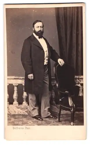 Fotografie Barberon, Bordeaux, Allées de Tourny, 8, Portrait modisch gekleideter Herr mit Vollbart