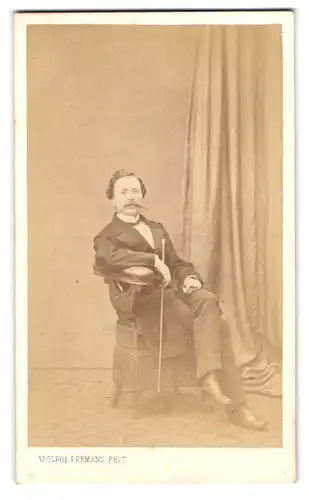 Fotografie Adolphe Peemans, Bruxelles, 50, Reu des Eperonniers, 50, Portrait elegant gekleideter Herr mit Schnauzbart