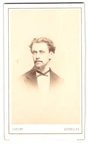 Fotografie Dupont, Bruxelles, 67, Rue Neuve, Portrait junger Herr im Anzug mit Bart