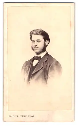 Fotografie Kohler-Dietz, Mulhouse, 12, Passage de l`Hopital, 12, Portrait junger Herr im Anzug mit Backenbart