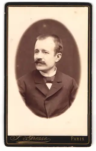 Fotografie S. Grosse, Paris, 2, Rue du Grand Prieure, 2, Brustportrait eleganter Herr mit Oberlippenbart