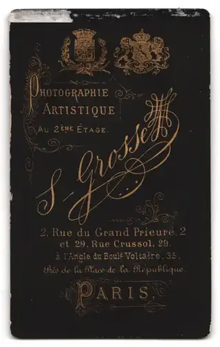 Fotografie S. Grosse, Paris, 2, Rue du Grand Prieure, 2, Brustportrait eleganter Herr mit Oberlippenbart