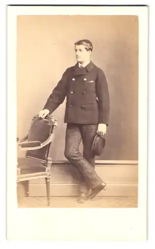 Fotografie Gabriel Blaise, Tours, 6, Rue de la Préfecture, Portrait junger Herr in modischer Kleidung