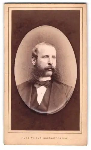 Fotografie Hugo Thiele, Dresden, Prager Strasse 31, Brustportrait eleganter Herr mit Backenbart