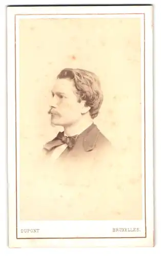 Fotografie Dupont, Bruxelles, Rue Neuve 67, Portrait Herr mit Fliege und Walrossbart