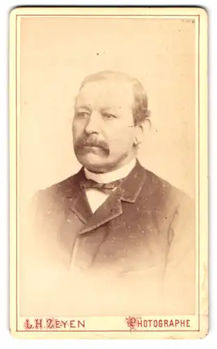 Fotografie L. H. Zeyen, Liege, Boulevard de la Sauveniere 137, Portrait älterer Mann in Anzug mit Walrossbart