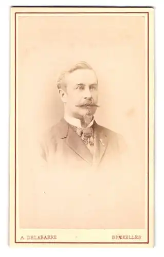 Fotografie A. Delabarre, Bruxelles, Rue Fosse aux Loups 18, Portrait Mann mit Spitzbart und Schlips