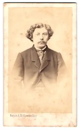 Fotografie Baron & Mitkiewicz, Bruxelles, Rue Neuve 9, Portrait Mann mit Locken und Oberlippenbart