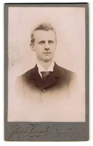 Fotografie Jospeh Lecomte, Bascoup-Chapelle, Portrait junger Mann im Anzug mit Schlips und gestylten Haaren