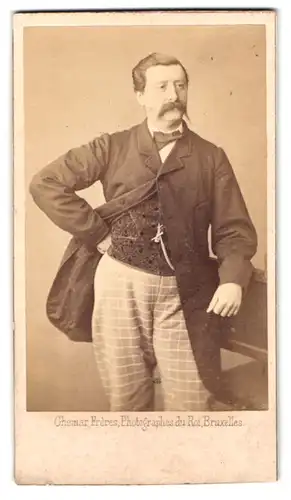 Fotografie Ghemar Freres, Bruxelles, rue de l`Ecuyer 27, Portrait Herr mit karierter Hose und Walrossbart