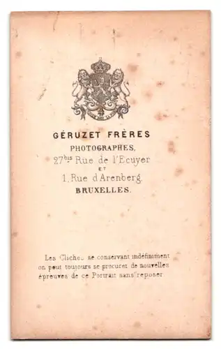 Fotografie Geruzet Freres, Bruxelles, Rue de l`Ecuyer 27, Portrait Mann im Anzug mit Seitenscheitel