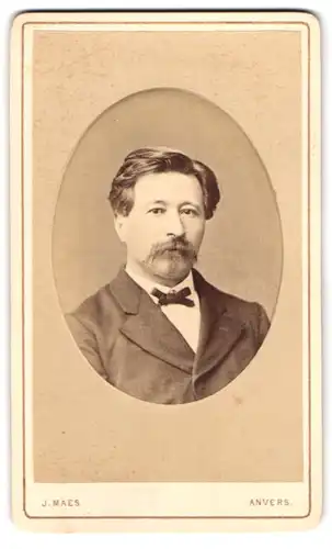 Fotografie J. Maes, Anvers, Avenue de l`Industrie 24, Portrait Herr mit Walrossbart und Fliege