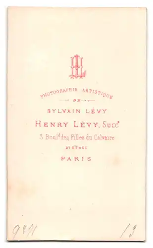 Fotografie Herny Levy, Paris, Bould. des Filles du Calvaire 3, Portrait Herr mit Fliege und Walrossbart